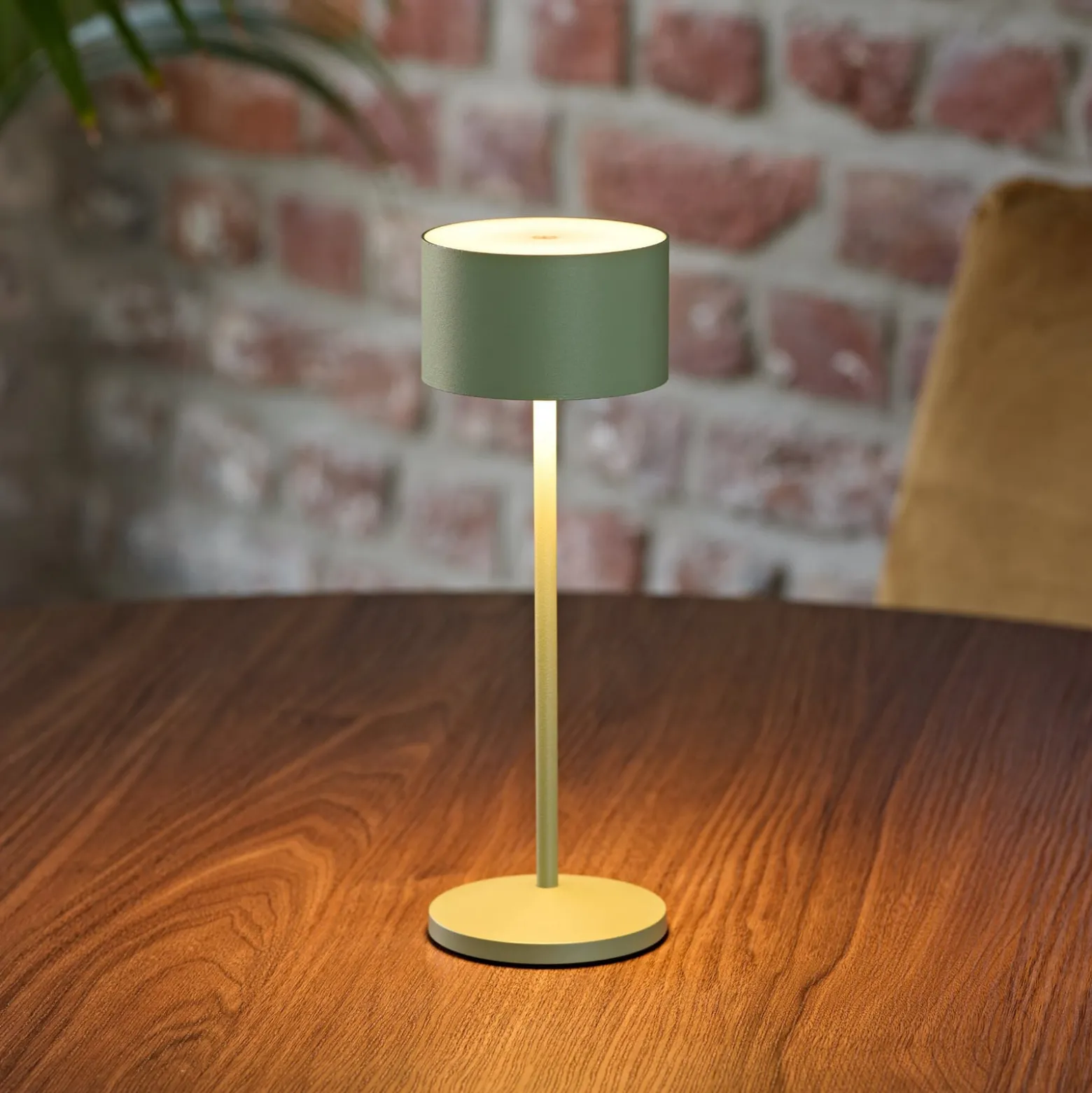 LED-akku-pöytälamppu Veluna, vihreä, korkeus 25 cm, IP44, himmennettävä, CCT
