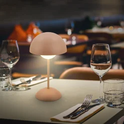 LED-akku-pöytävalaisin Kugle, ruskea, metalli, IP44, himmennettävä