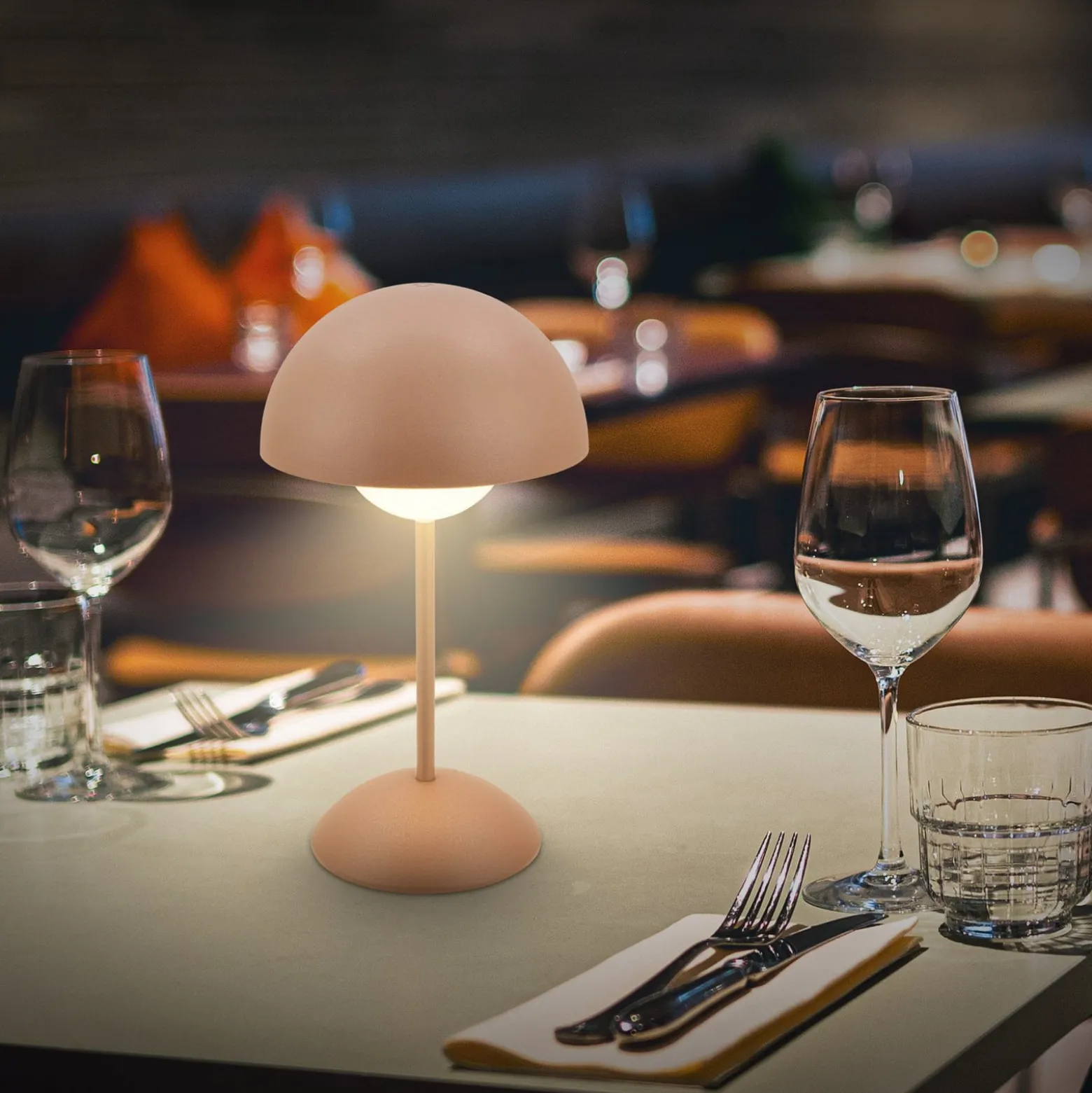 LED-akku-pöytävalaisin Kugle, ruskea, metalli, IP44, himmennettävä
