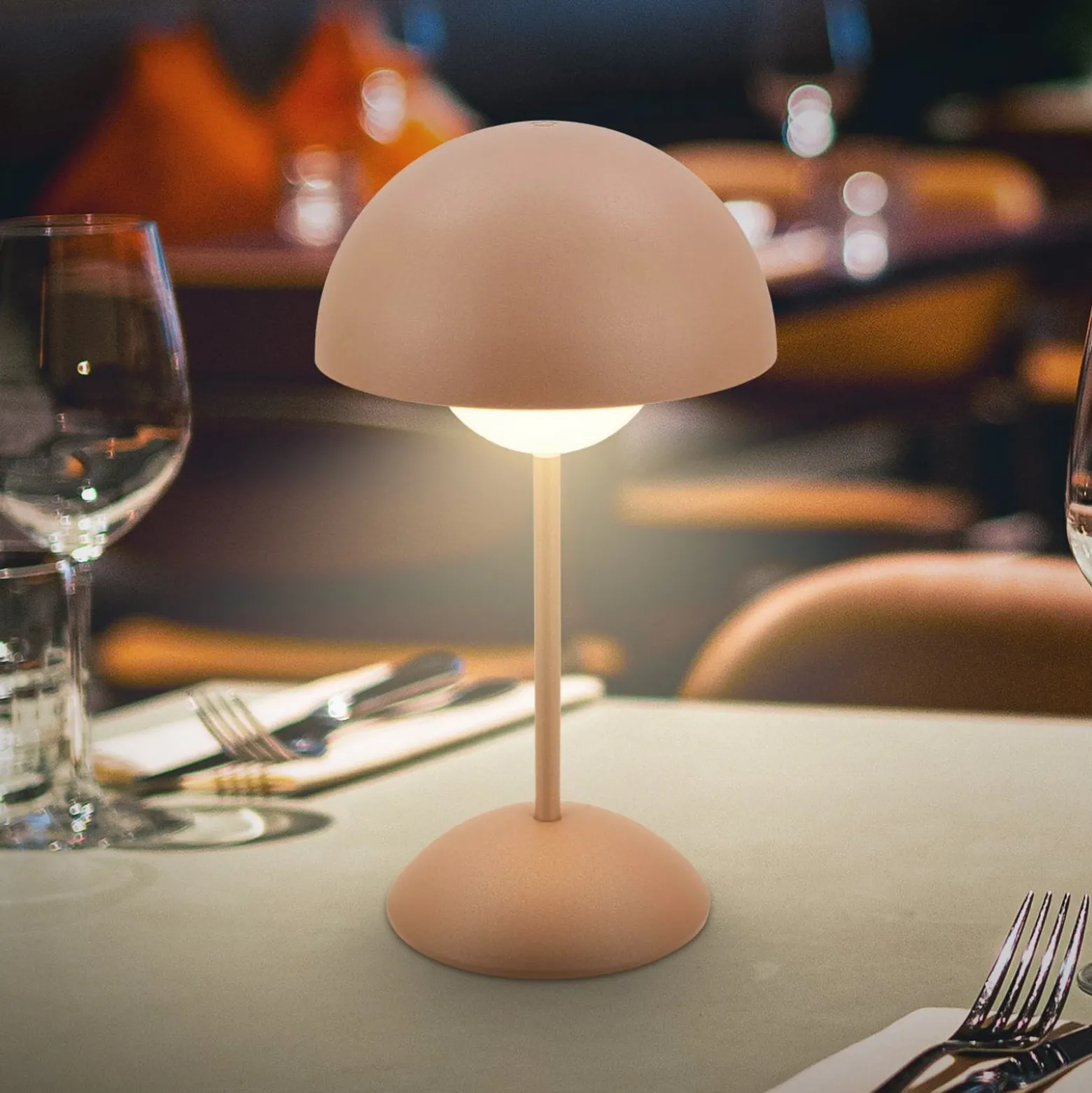 LED-akku-pöytävalaisin Kugle, ruskea, metalli, IP44, himmennettävä