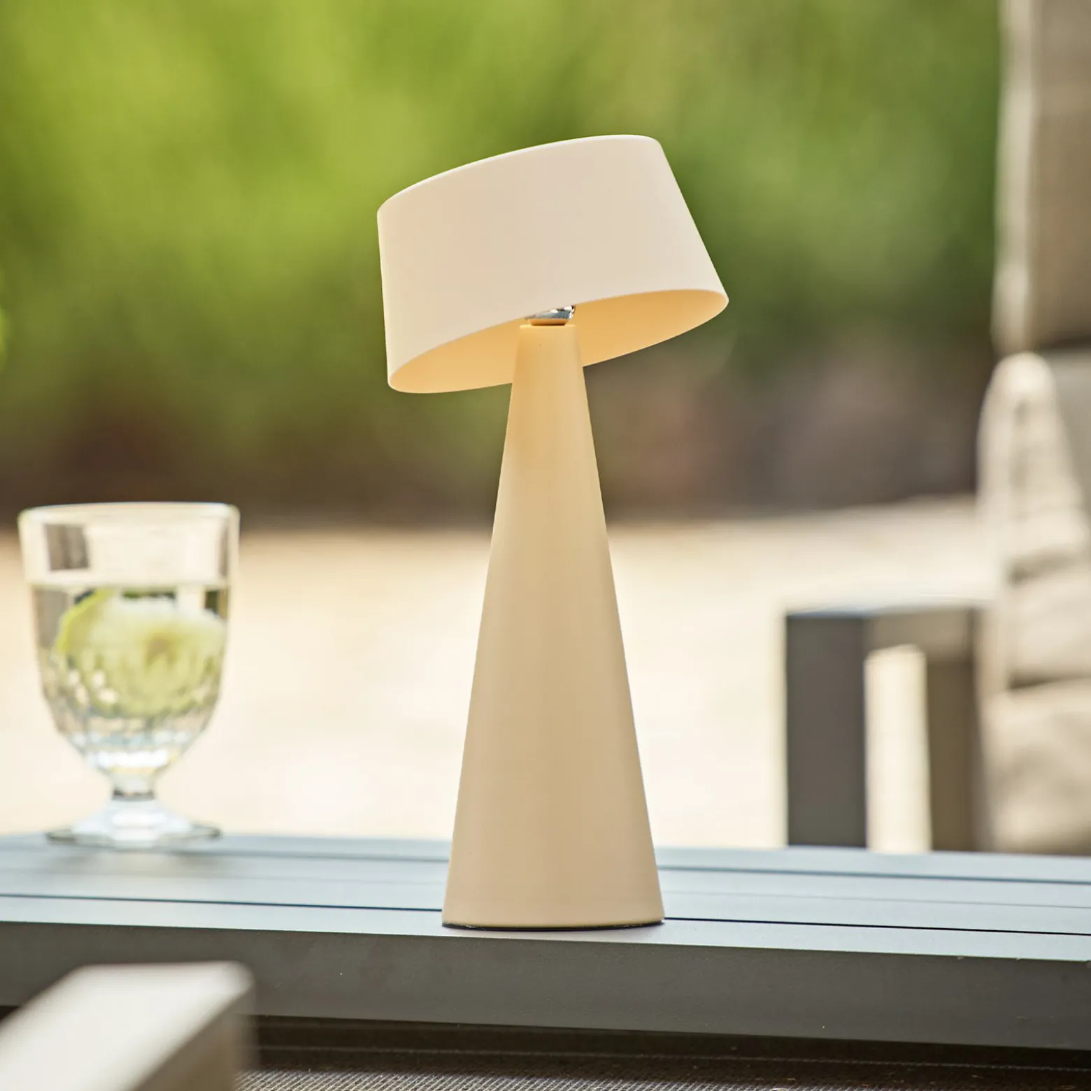LED-akku-pöytävalaisin Solino, beige, aurinko/USB, 26 cm, IP44