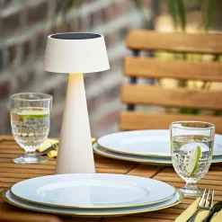 LED-akku-pöytävalaisin Solino, beige, aurinko/USB, 26 cm, IP44