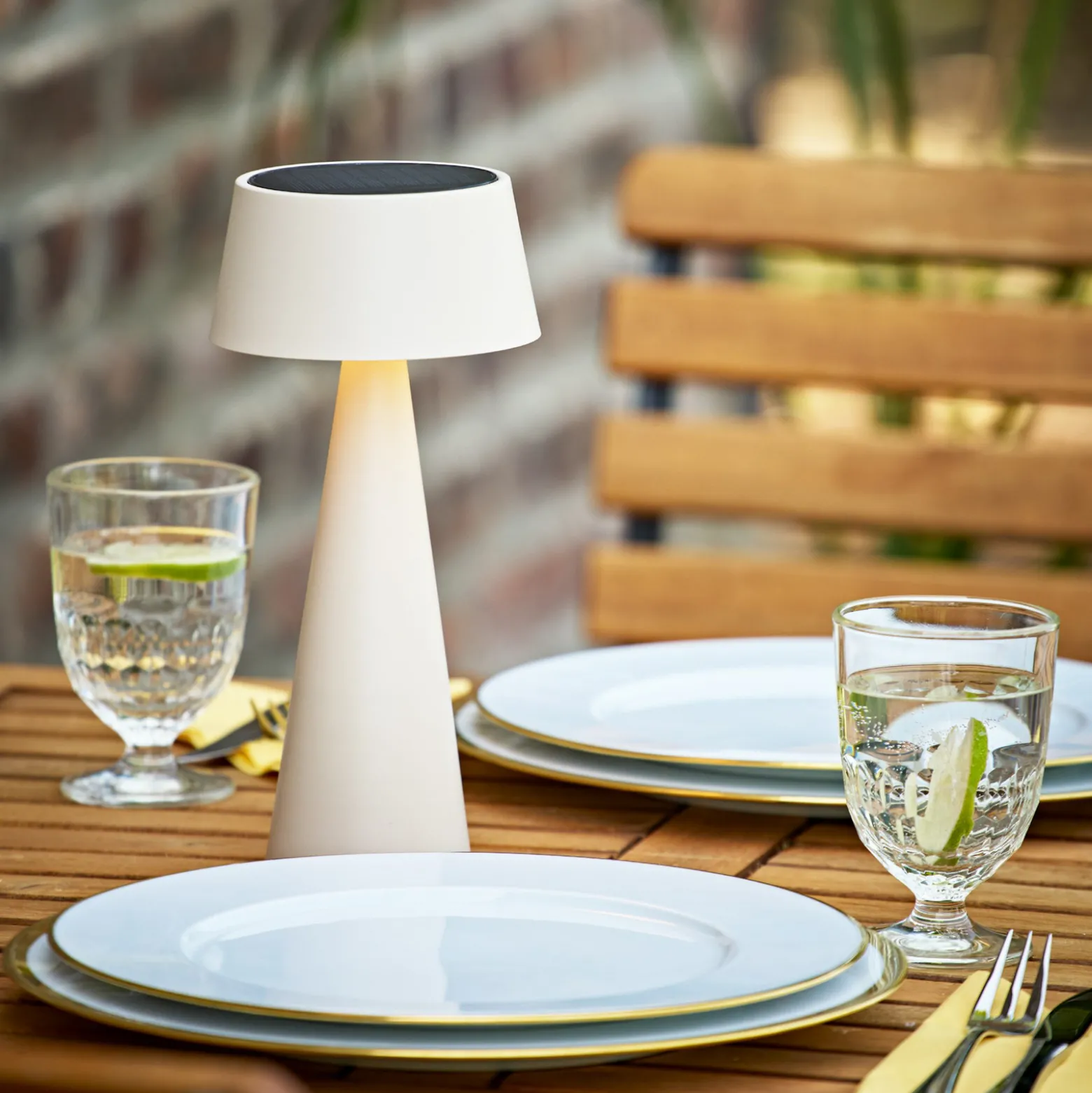 LED-akku-pöytävalaisin Solino, beige, aurinko/USB, 26 cm, IP44