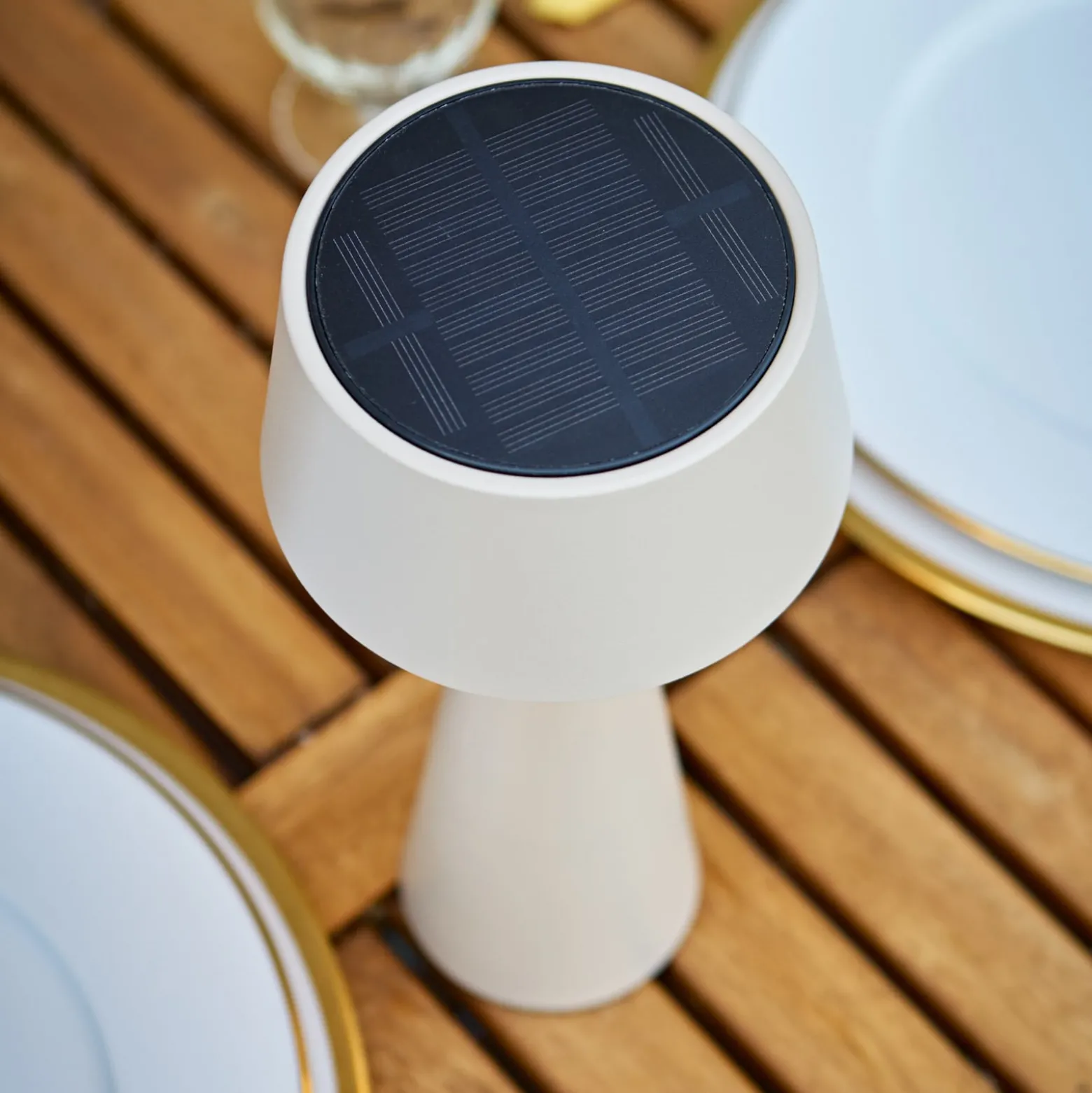 LED-akku-pöytävalaisin Solino, beige, aurinko/USB, 26 cm, IP44