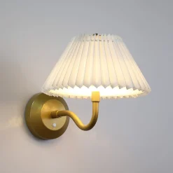 LED-akku-seinävalaisin DANISH, ulkonema 25 cm, kullankeltainen metalli