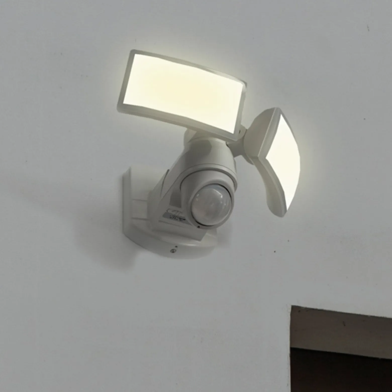 LED-anturilla varustettu ulkoseinävalaisin ARC, valkoinen, 28 cm, 2-lamppuinen,