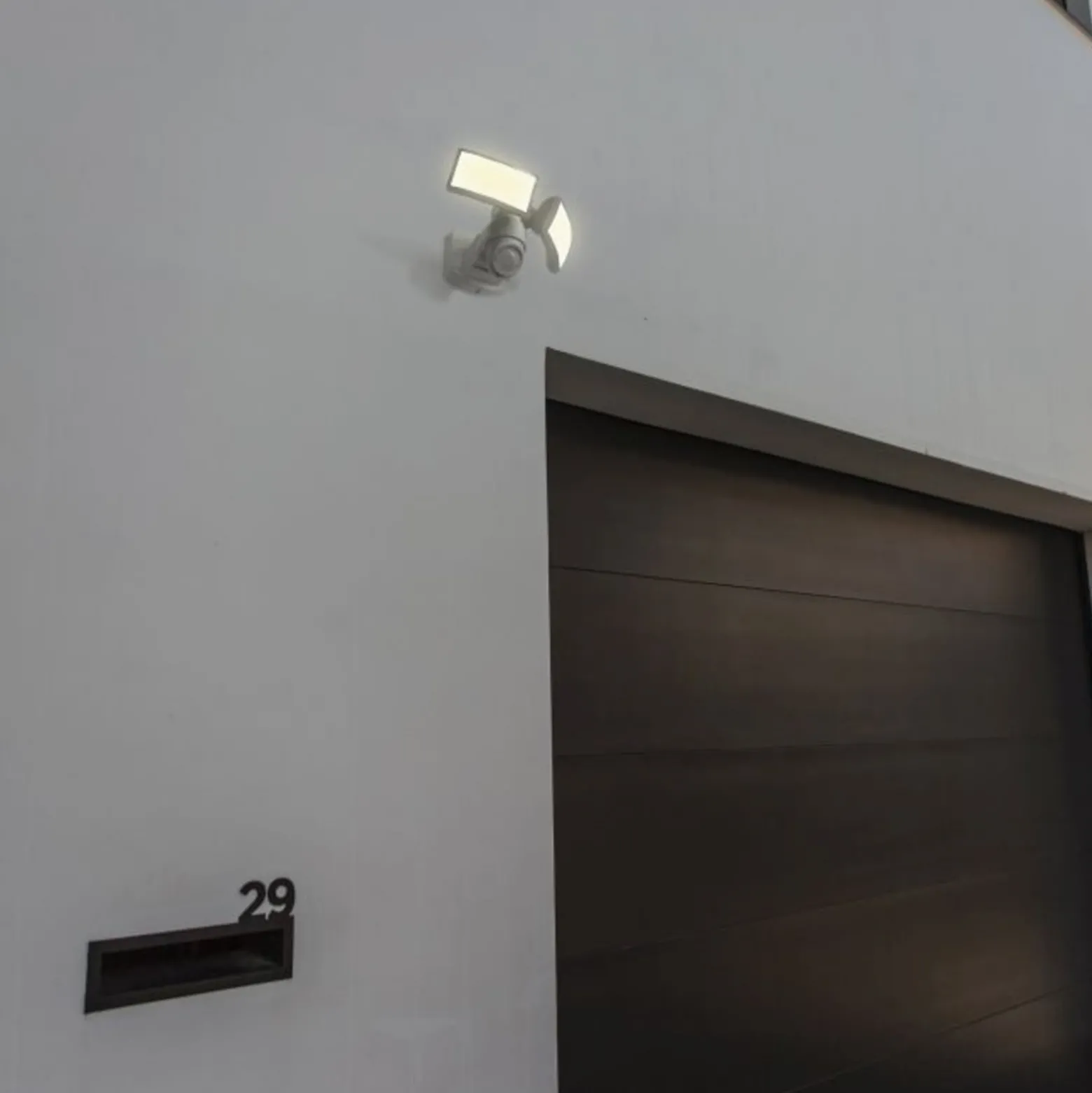 LED-anturilla varustettu ulkoseinävalaisin ARC, valkoinen, 28 cm, 2-lamppuinen,