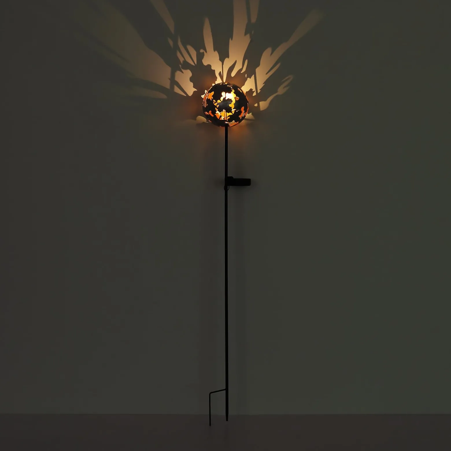LED-aurinkoenergialla toimiva maapiikkavalaisin 36747, pallomainen,