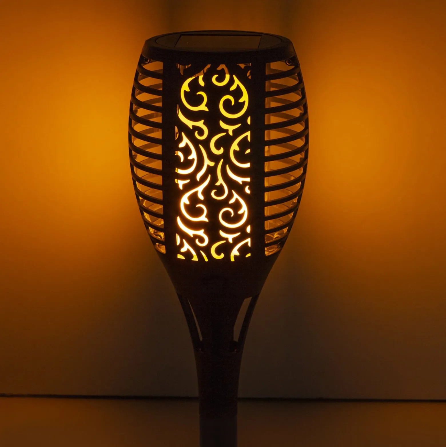 LED-aurinkoenergialla toimiva maapiikkavalaisin 33077 Taskulamppu, musta, muovia