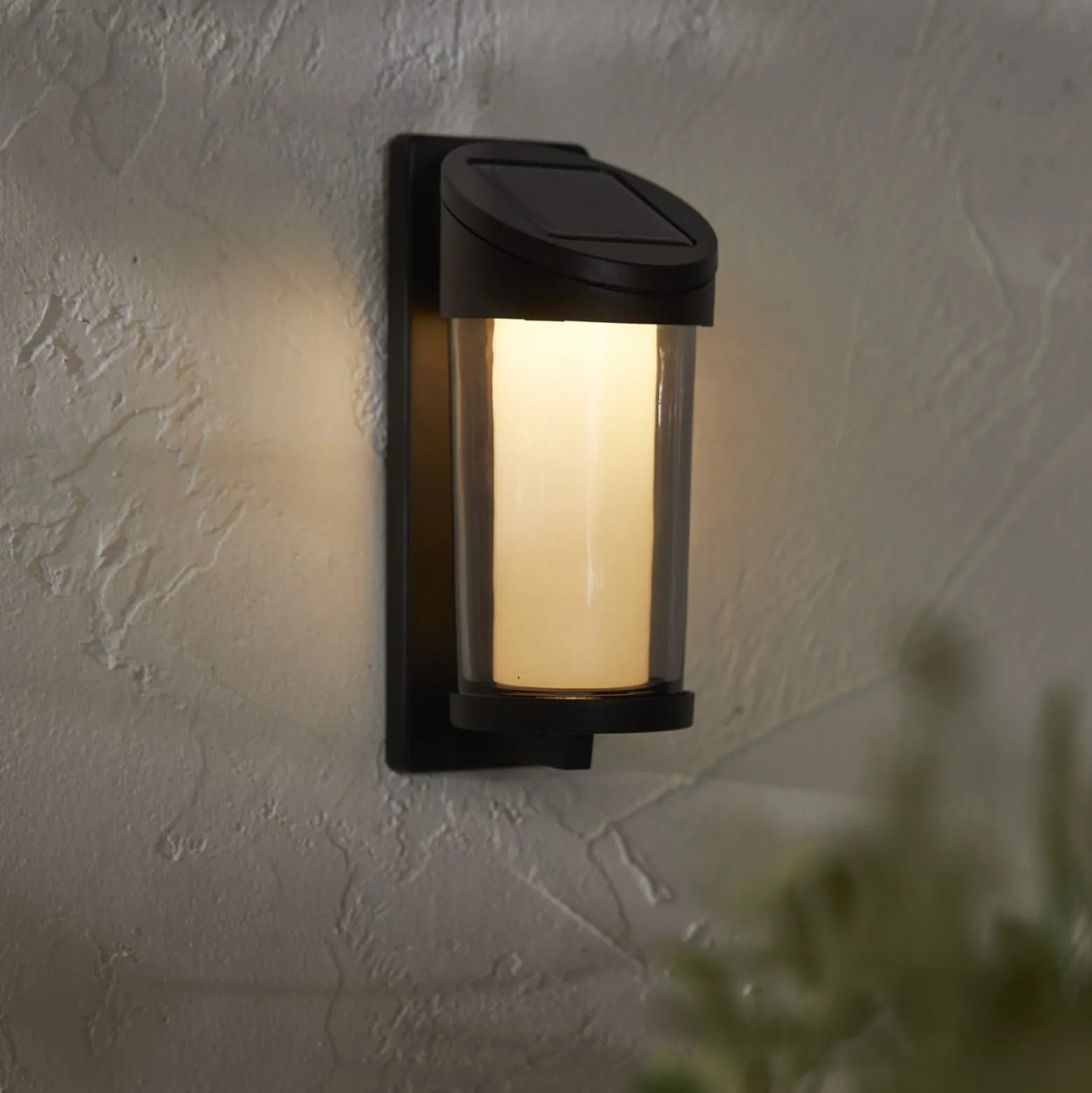 LED-aurinkoenergialla toimiva ulkoseinävalaisin Alippa, musta Korkeus 21 cm