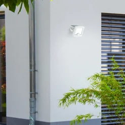 LED-aurinkoenergialla toimiva ulkoseinävalaisin Luton Sensor, valkoinen,