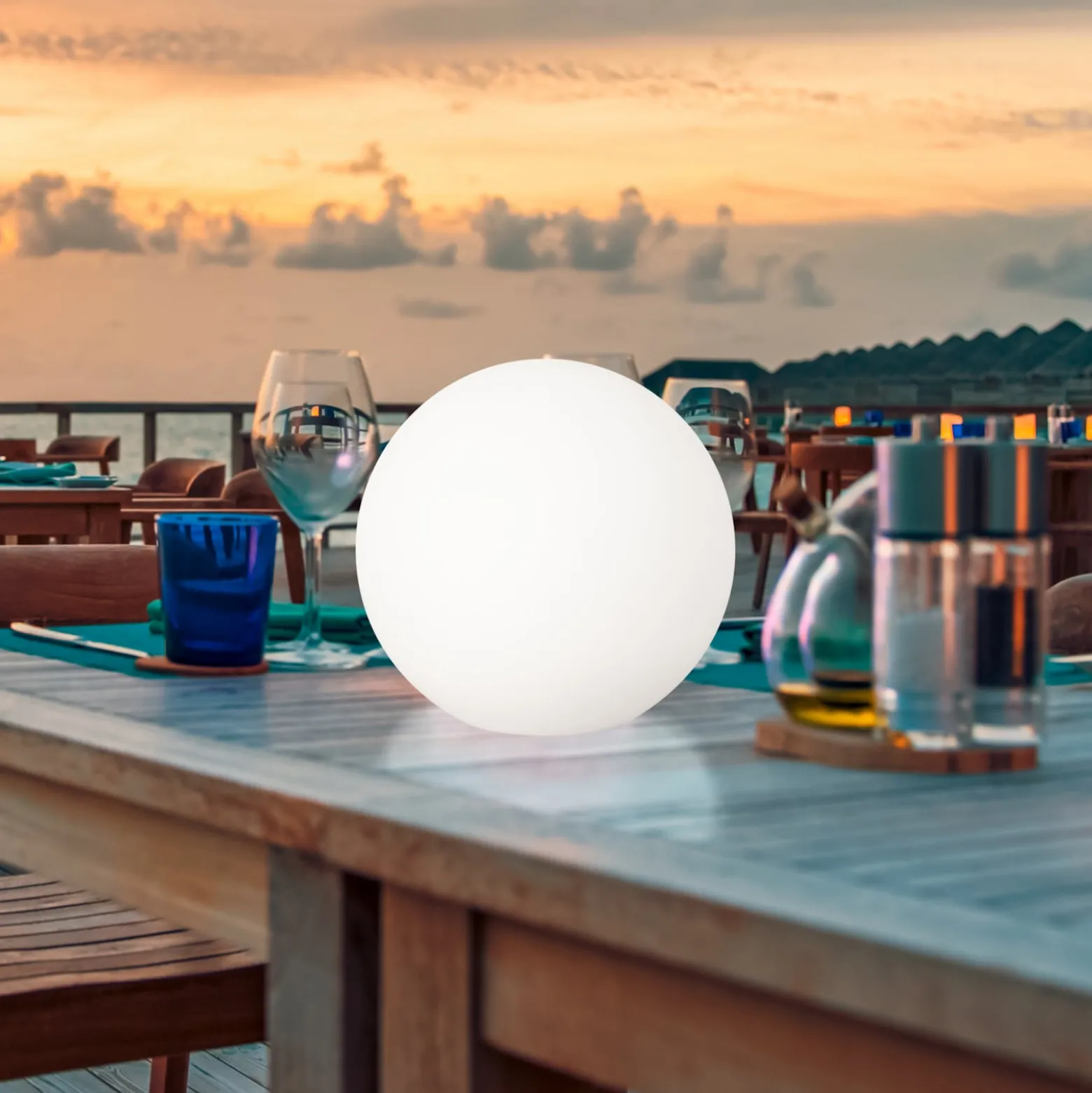 LED-aurinkokäyttöinen ulkovalaisin Dabus, Ø 30 cm, pallo, valkoinen, akryyli