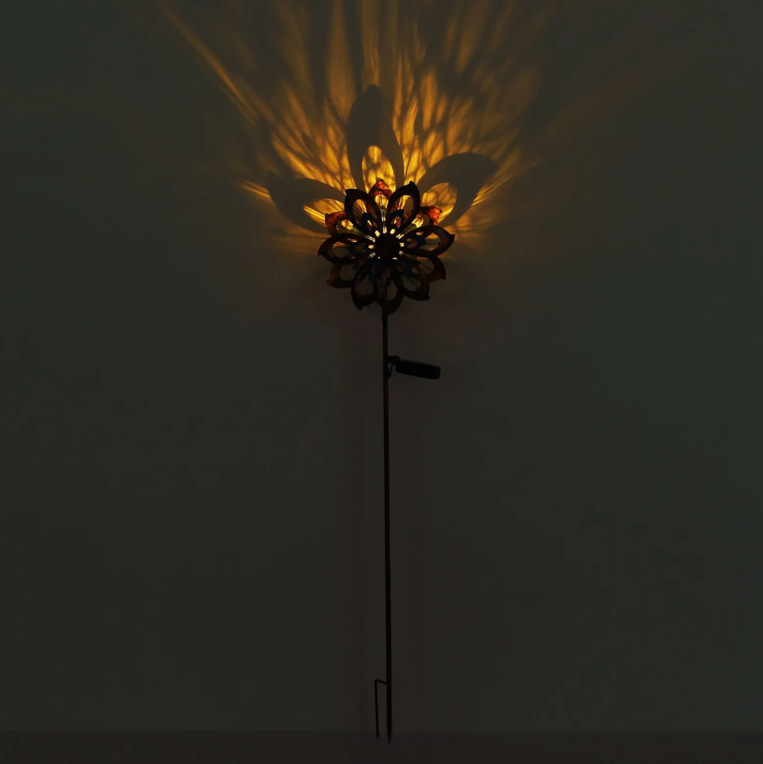 LED aurinko maa piikki valo 36571, kukka, tuulikello, metallia