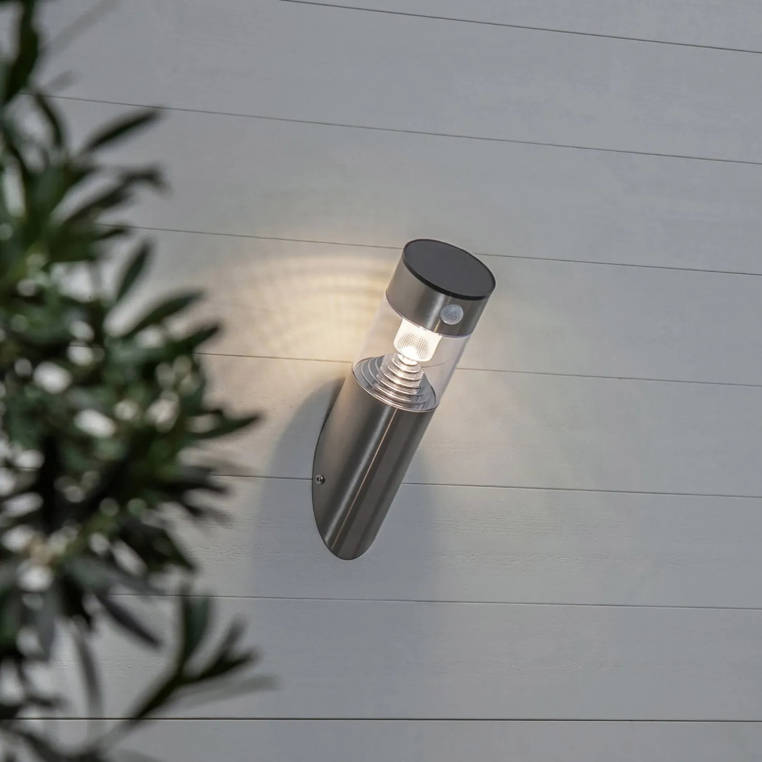 LED-aurinkoseinävalaisin Marbella liiketunnistimella