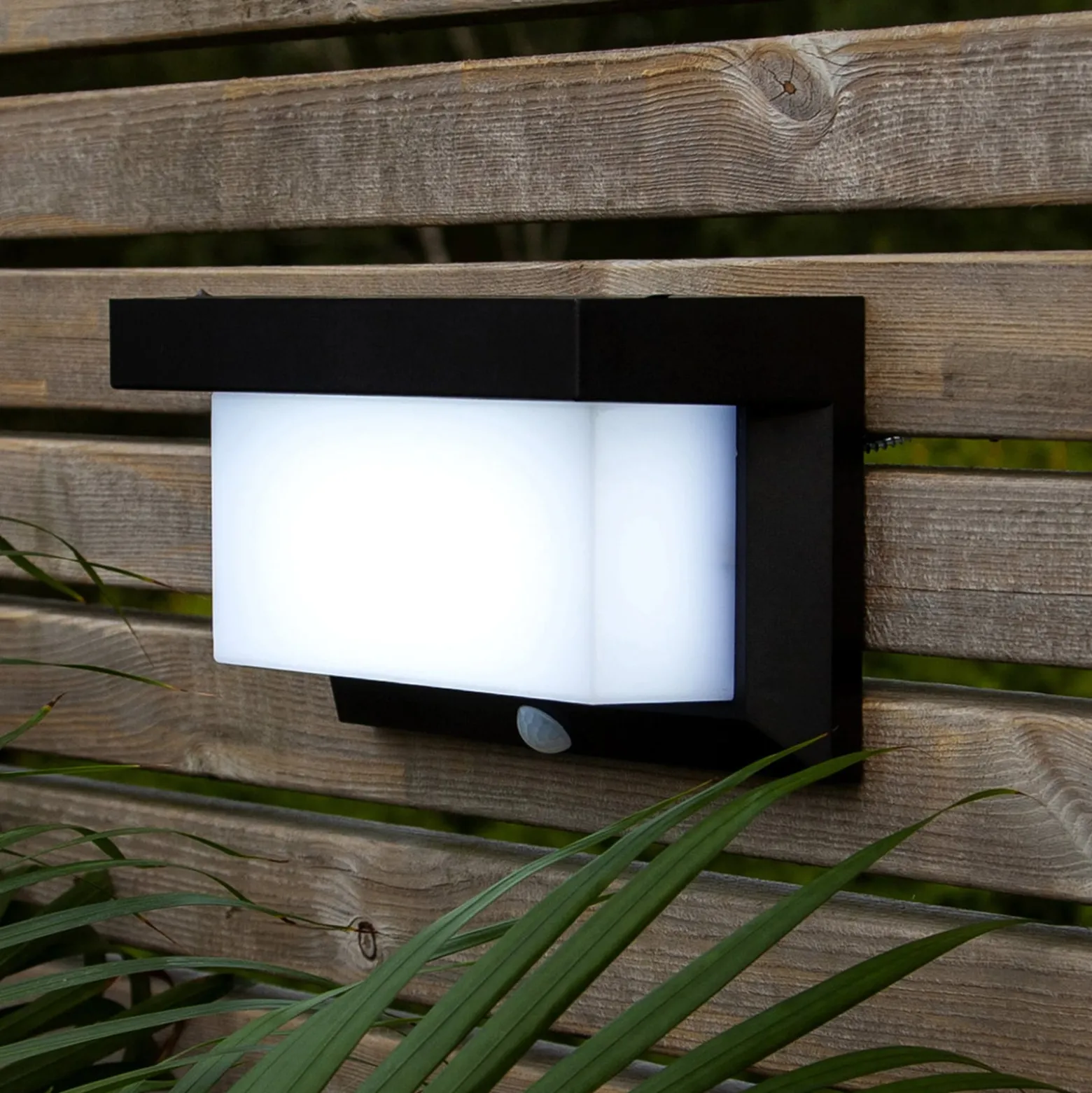 LED-aurinkoseinävalaisin Valla liiketunnistimella