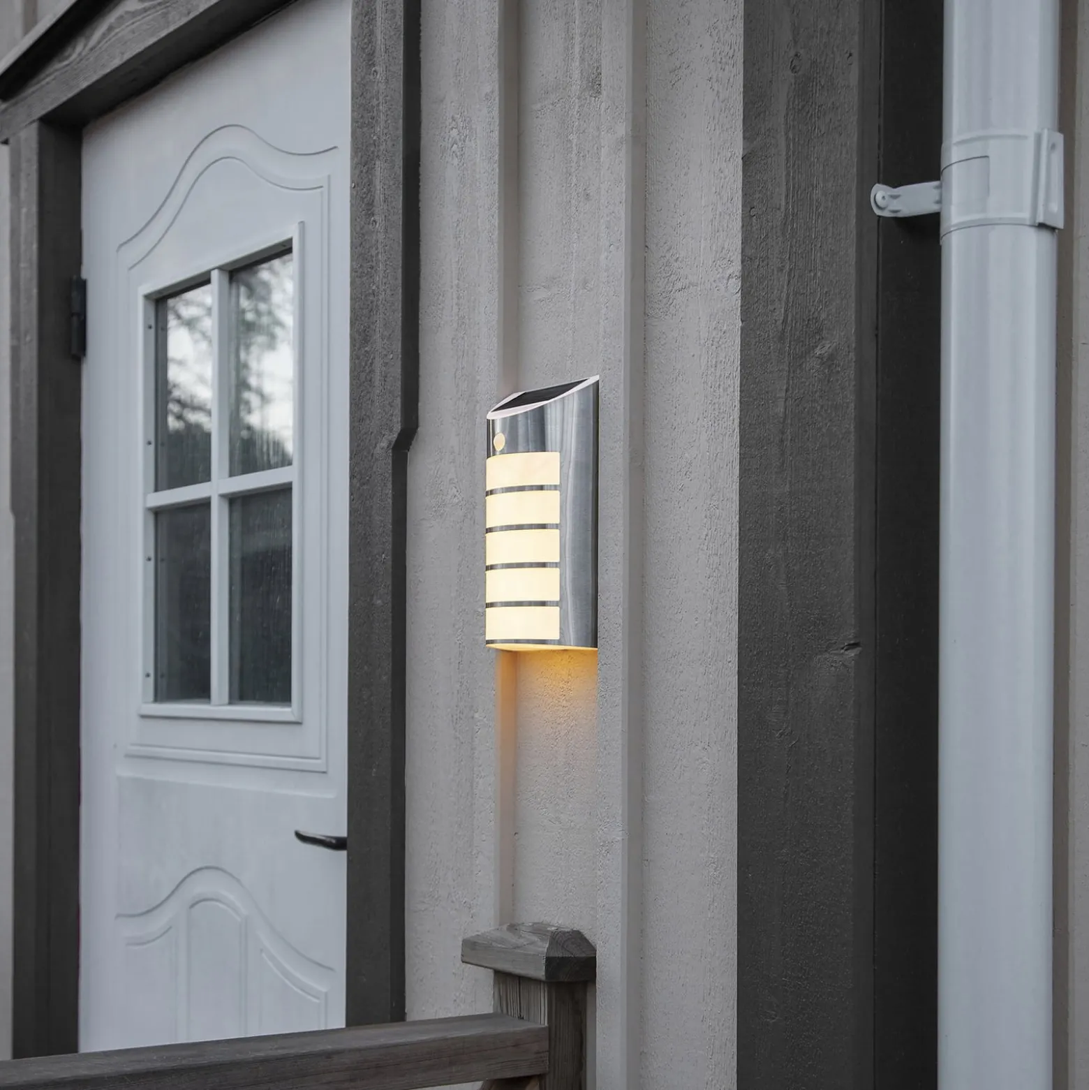 LED-aurinkoseinävalaisin Wally liiketunnistimella