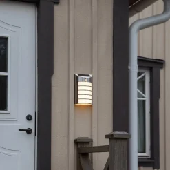 LED-aurinkoseinävalaisin Wally liiketunnistimella