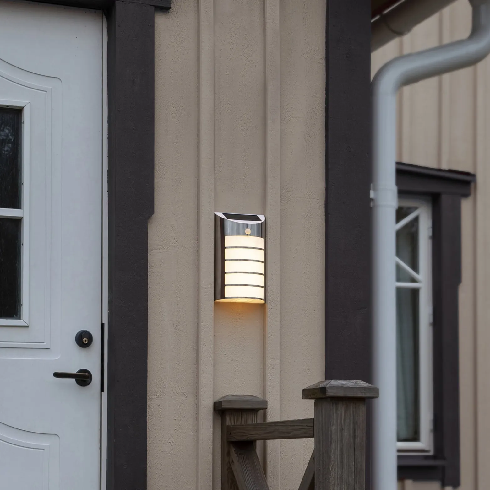 LED-aurinkoseinävalaisin Wally liiketunnistimella