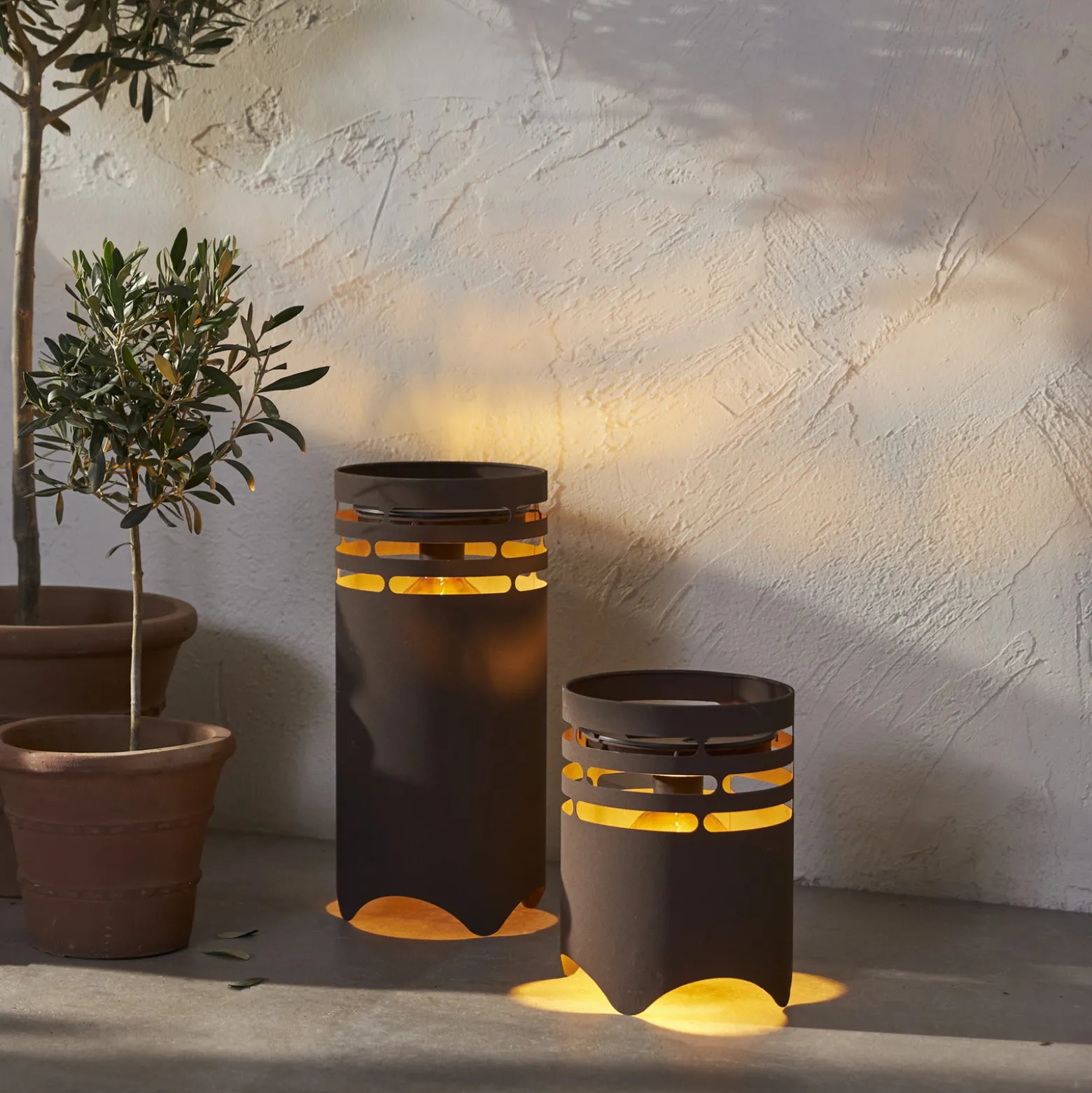 LED-aurinkovalaisin Marron, korkeus 25 cm, ruskea, metalli, USB-C
