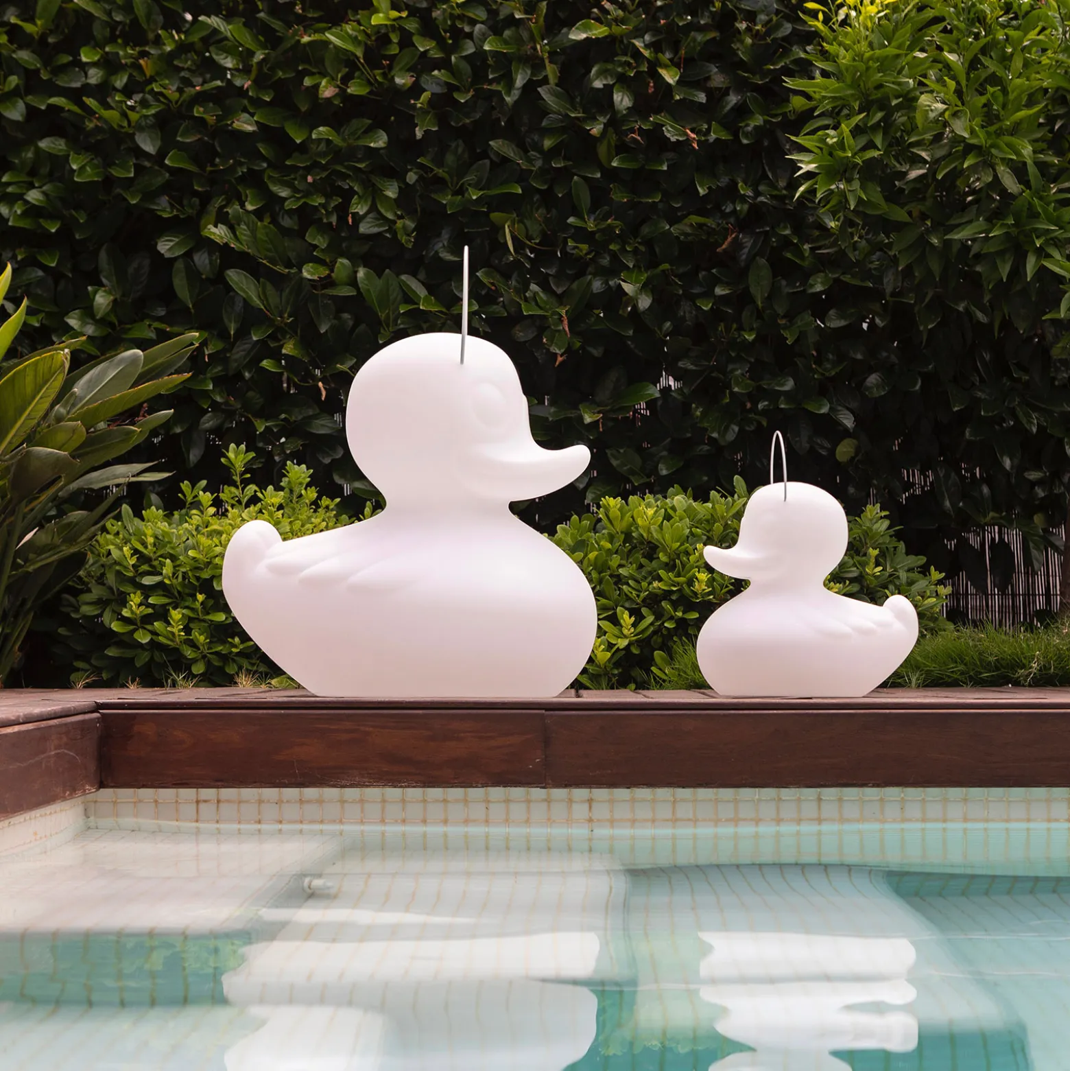 LED-designvalaisin DUCK-DUCK S ulkokäyttöön, valkoinen