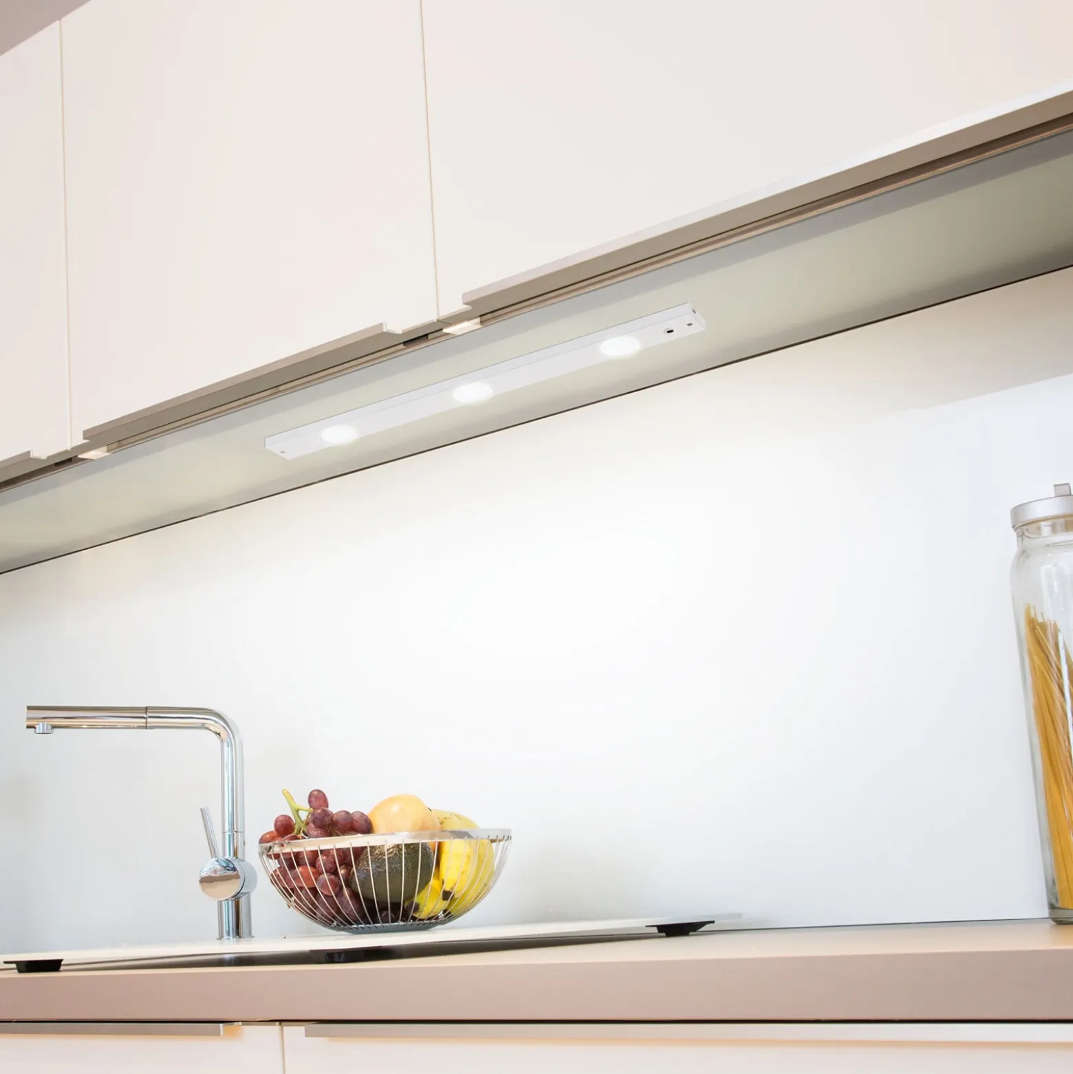 LED-kaapinalusvalaisin Peppa Sensor 82cm valkoinen
