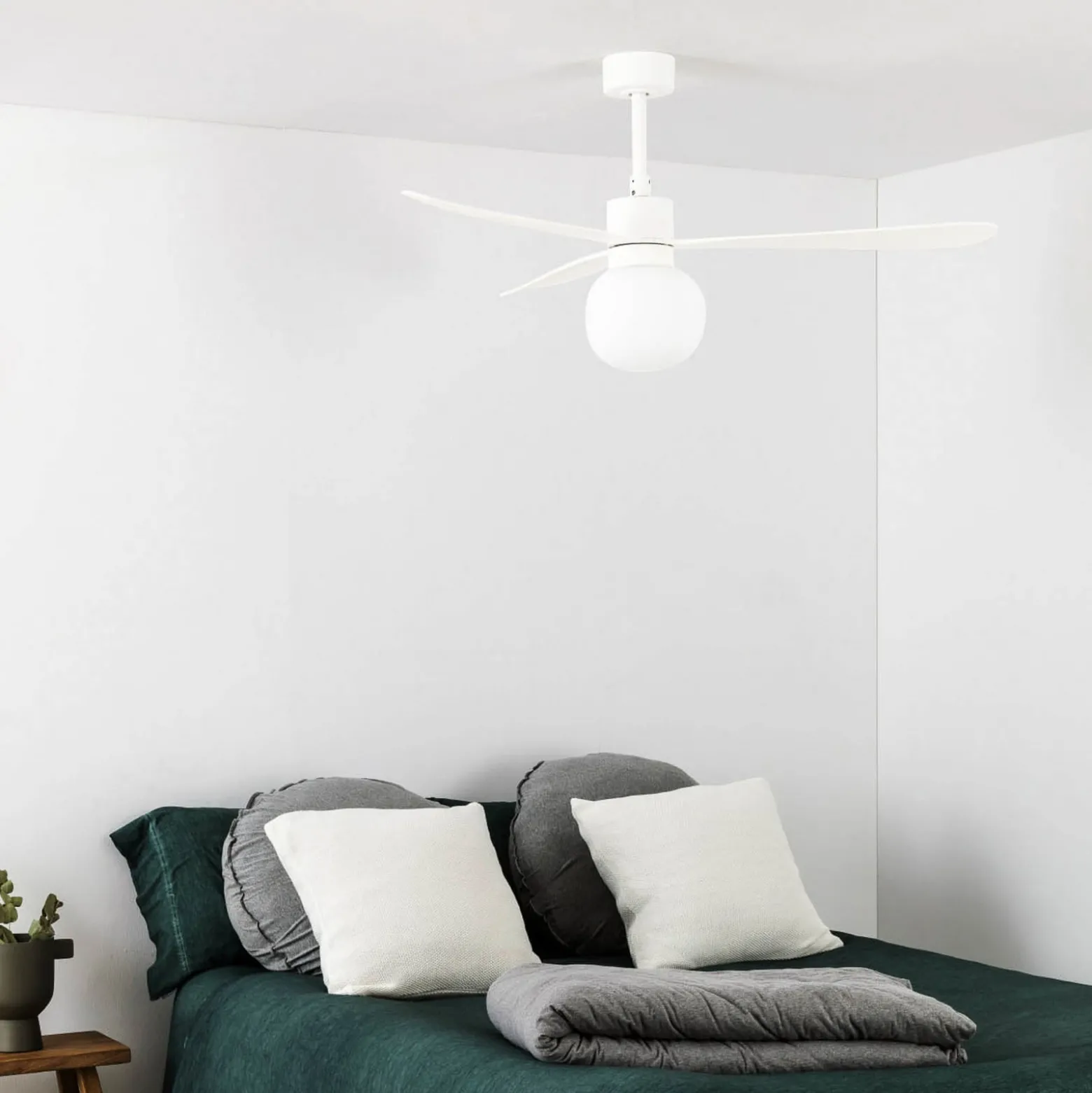 LED-kattotuuletin Amelia Ball L, valkoinen, tasavirtakäyttöinen, hiljainen, 132