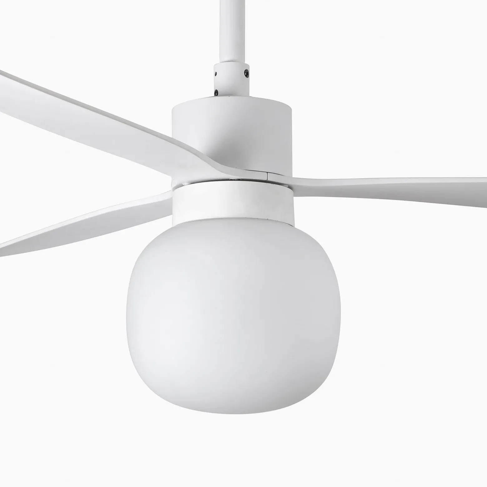 LED-kattotuuletin Amelia Ball L, valkoinen, tasavirtakäyttöinen, hiljainen, 132