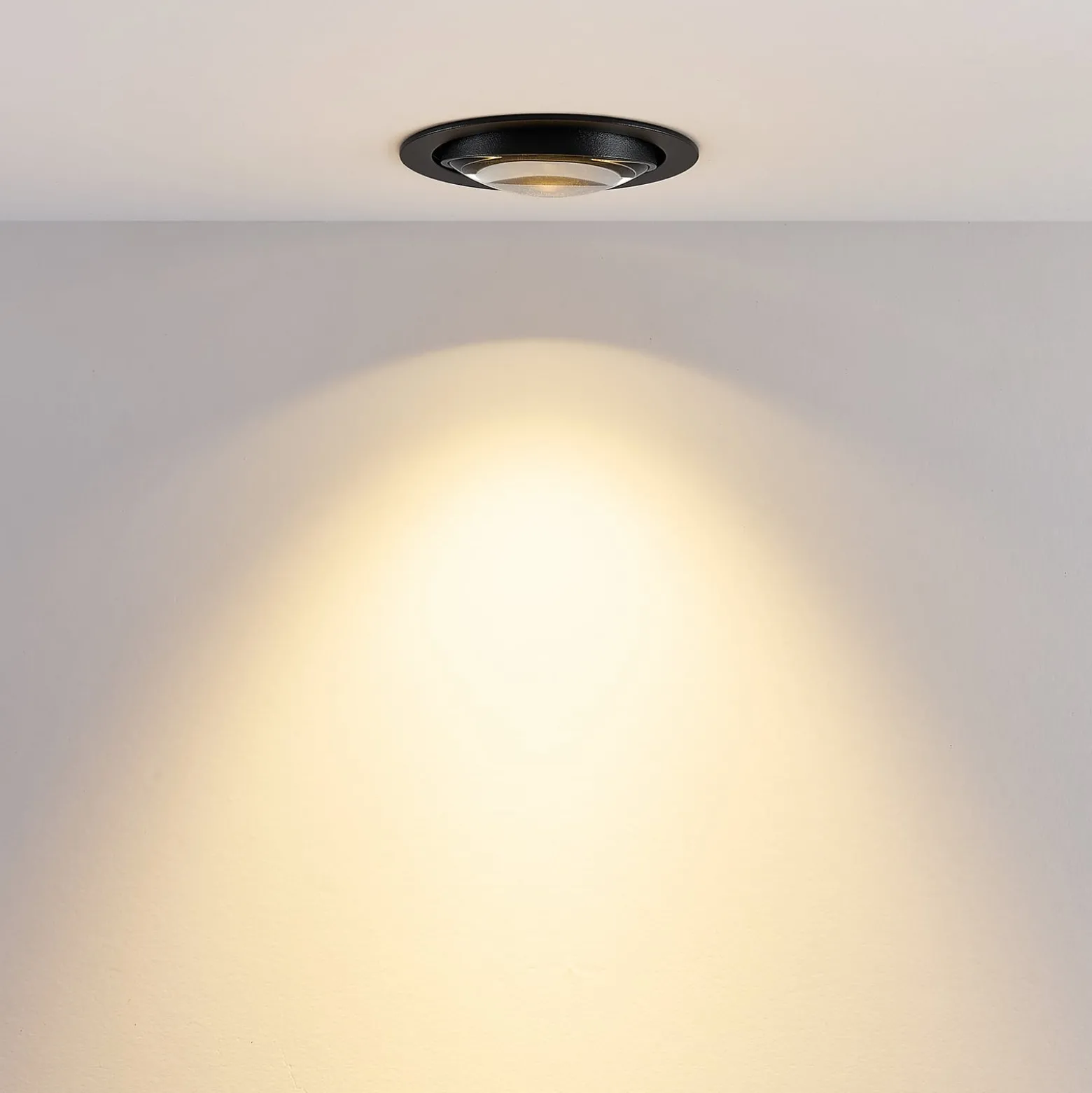 LED-kattouppovalaisin MAG MINI, musta, Ø 10 cm, CCT 18 V