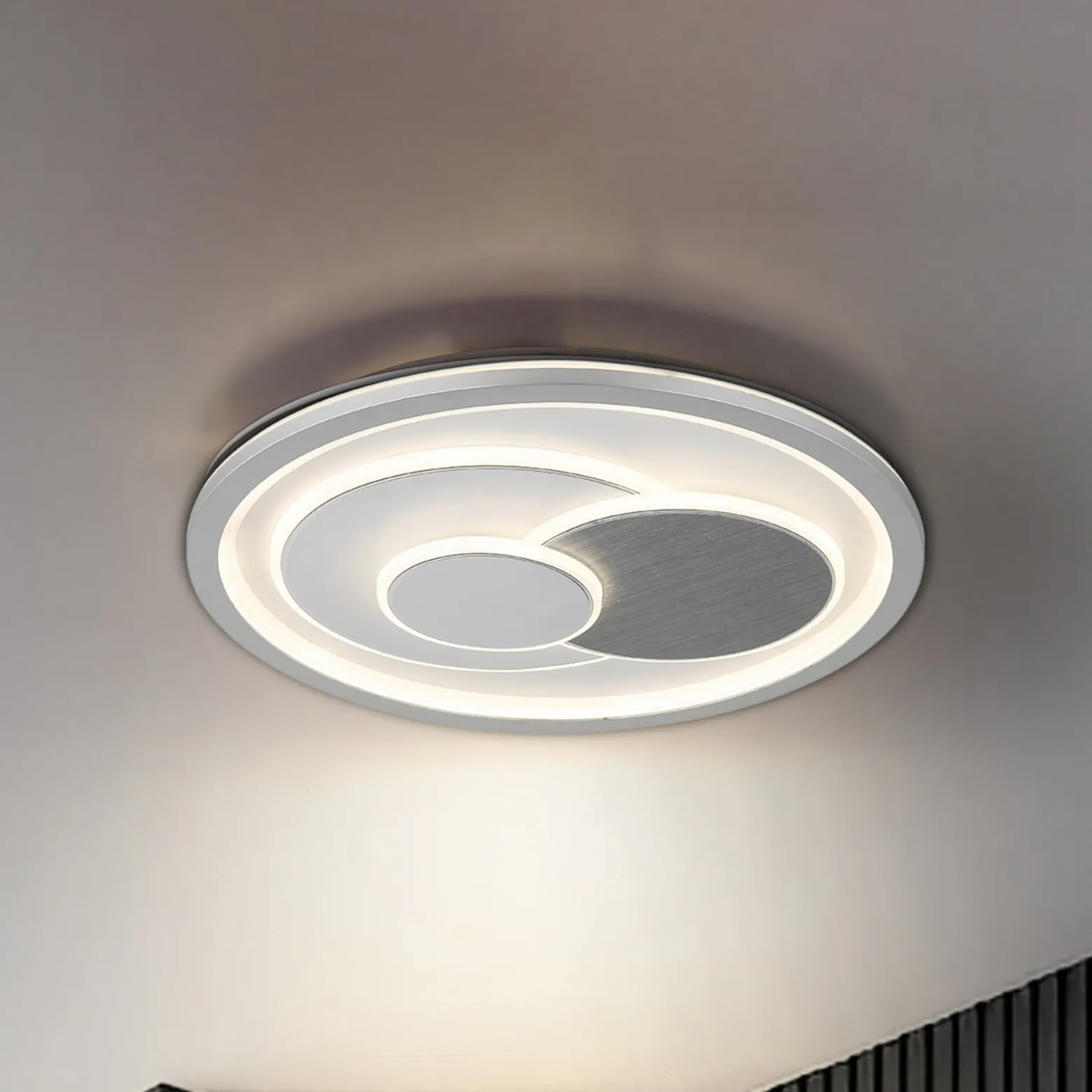 LED-kattovalaisin Ruiz I, valkoinen/hopea, halkaisija 48 cm, CCT