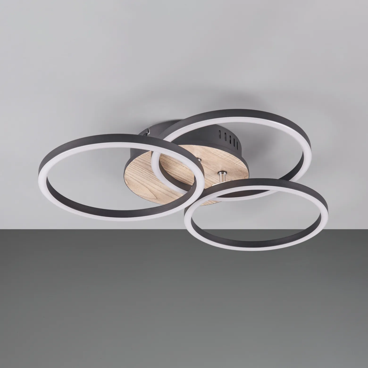 LED-kattovalo Circle 3 lamppua kaukosäädin, puu