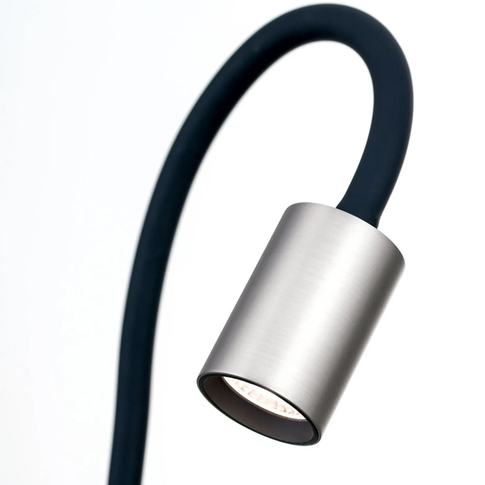LED-klipsilamppu Kurt mattanikkeliä