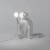 LED-koristepöytävalo Monkey Lamp, valkoinen/istuva