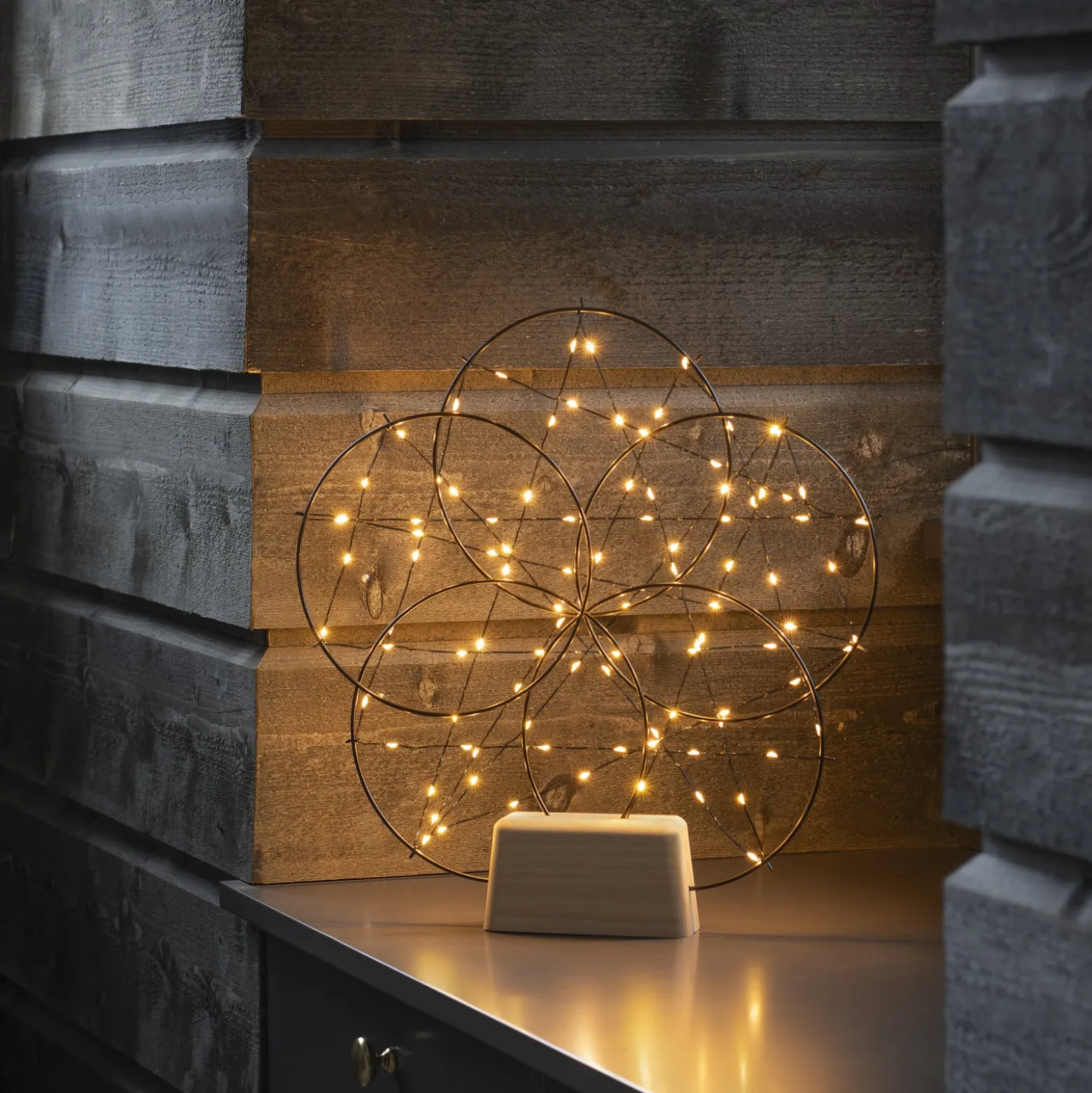 LED-koristevalo 5 pienellä renkaalla, puinen jalka