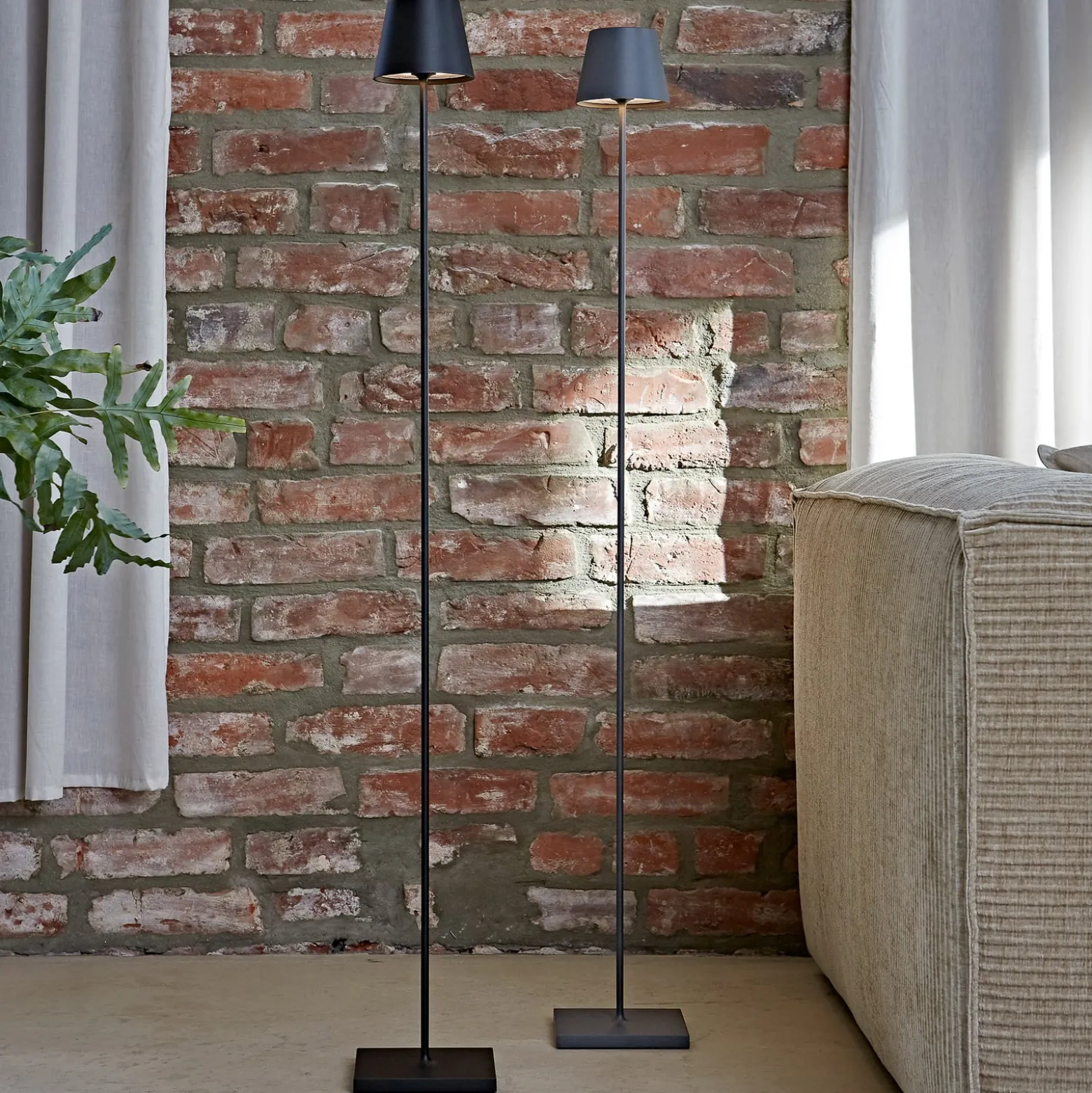 LED ladattava lattiavalaisin Nuindie IP54 120 cm pyöreä USB-C musta