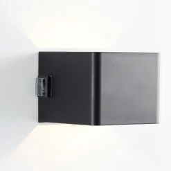 LED-ladattava ulkoseinävalaisin Iseo, musta, leveys 10 cm, anturi