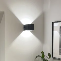LED-ladattava ulkoseinävalaisin Iseo, musta, leveys 10 cm, anturi