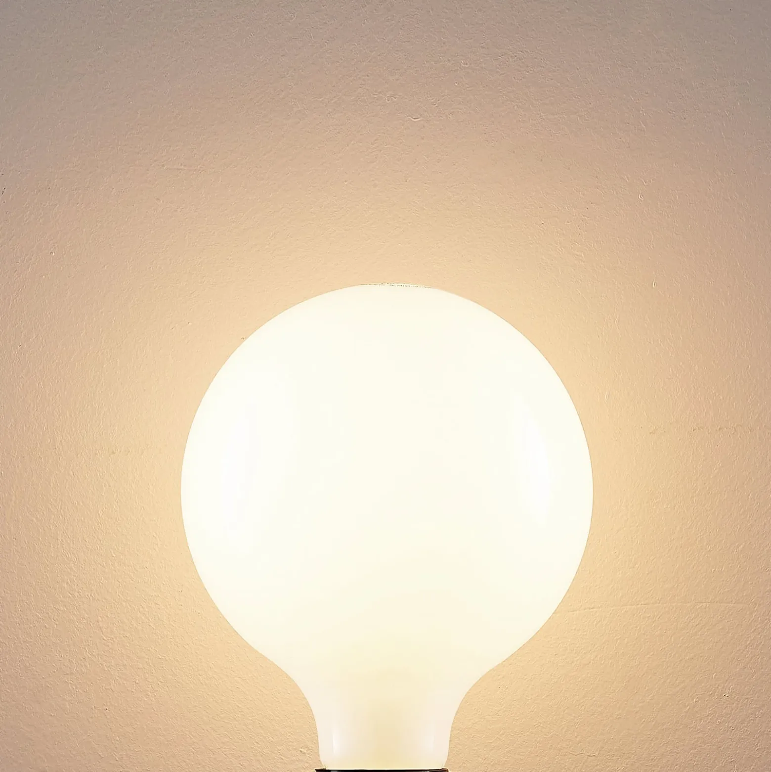 LED-lamppu G125 E27, 8 W, 2 700 K, opaalinen, himmennettävä
