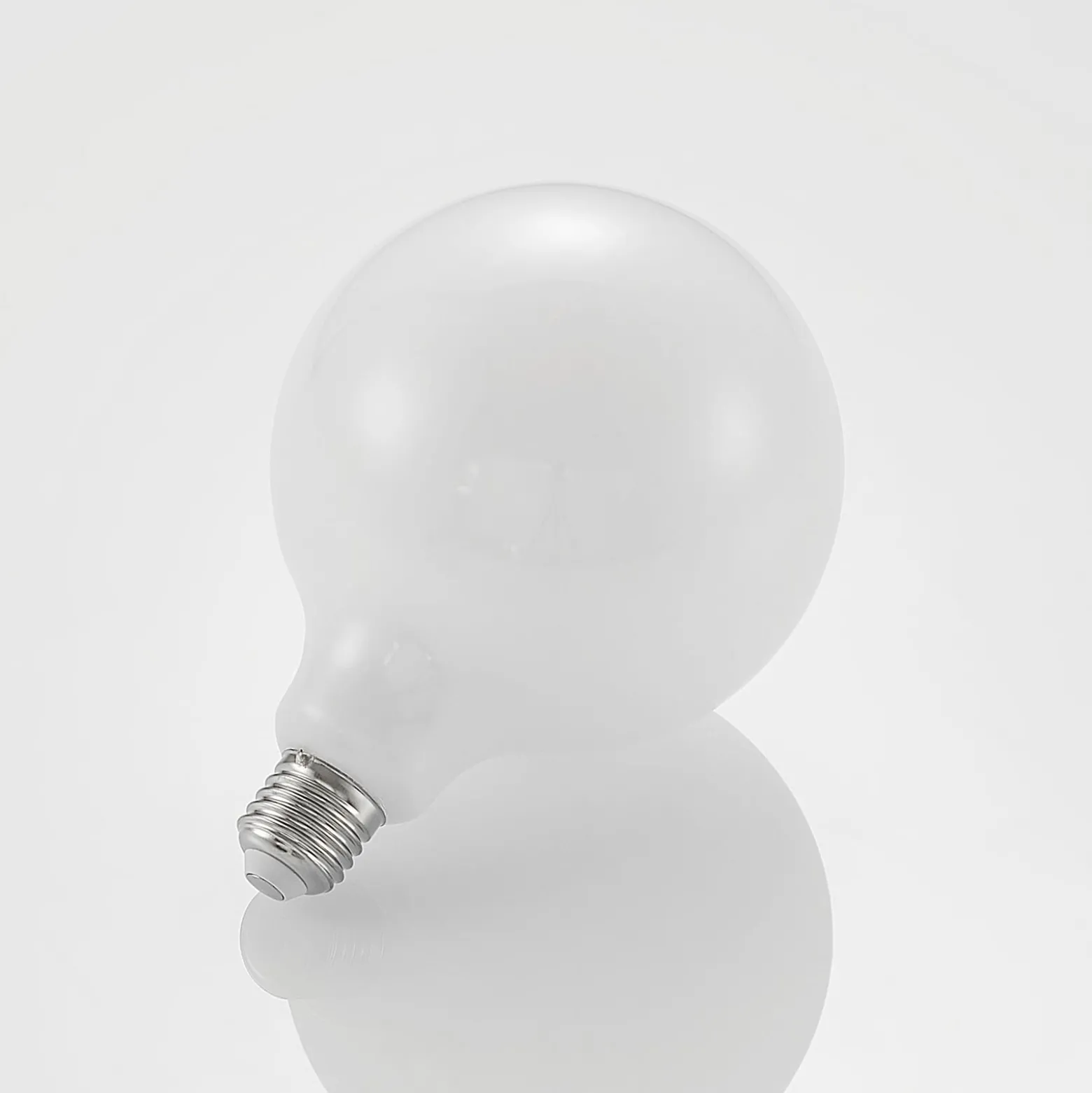 LED-lamppu G125 E27, 8 W, 2 700 K, opaalinen, himmennettävä