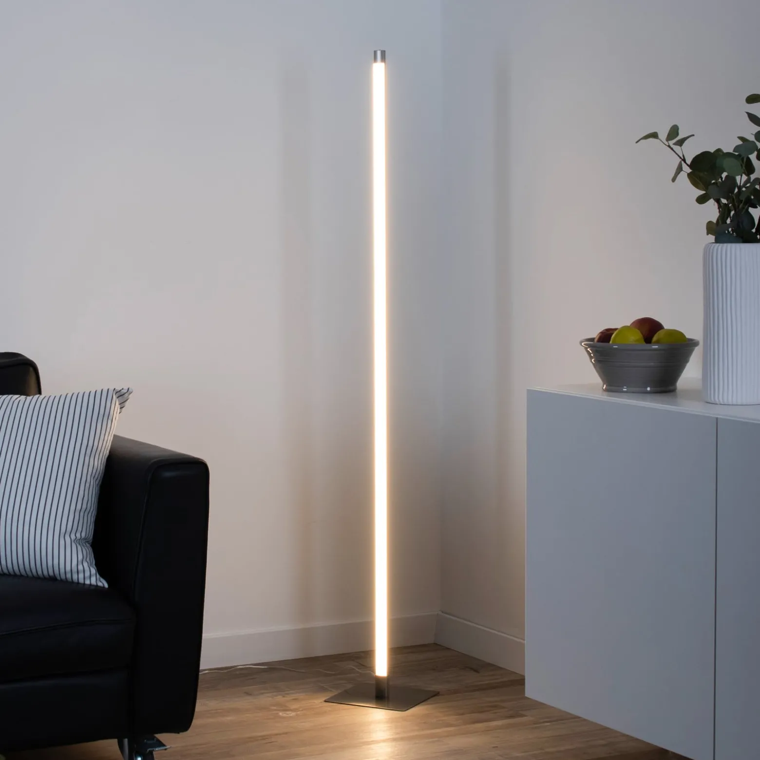 LED-lattiavalaisin Bella, suora, neliskanttinen jalusta, terästä