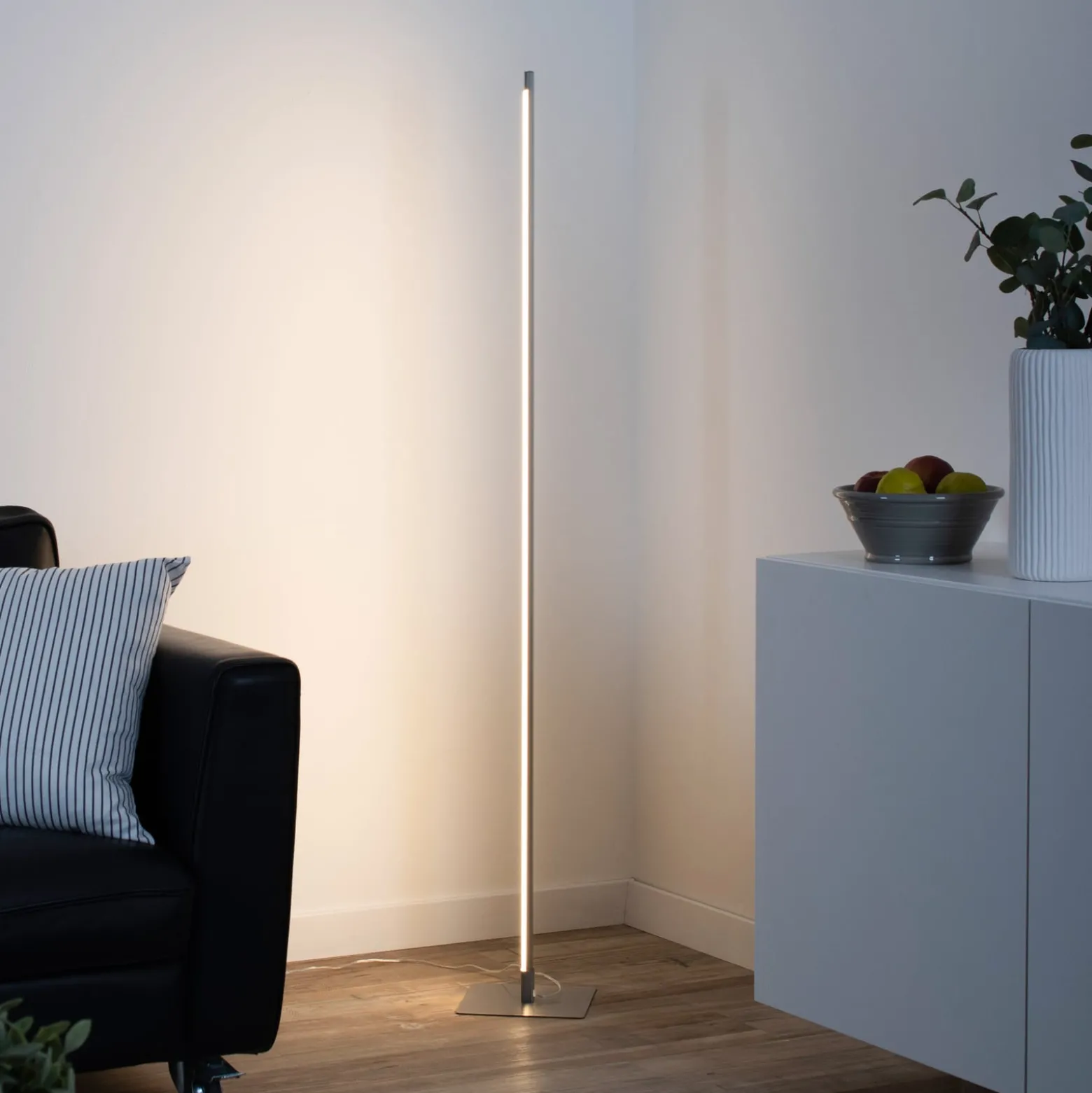 LED-lattiavalaisin Bella, suora, neliskanttinen jalusta, terästä