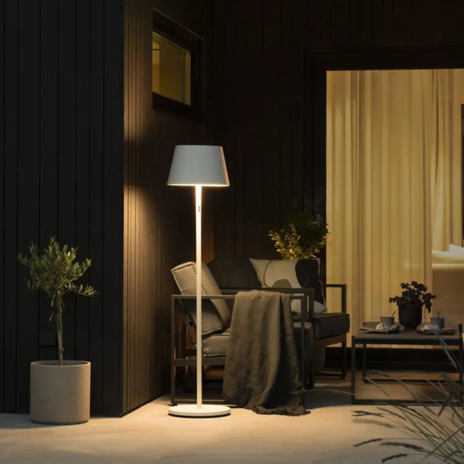 LED-lattiavalaisin Pomezia ulkokäyttöön USB, valk.