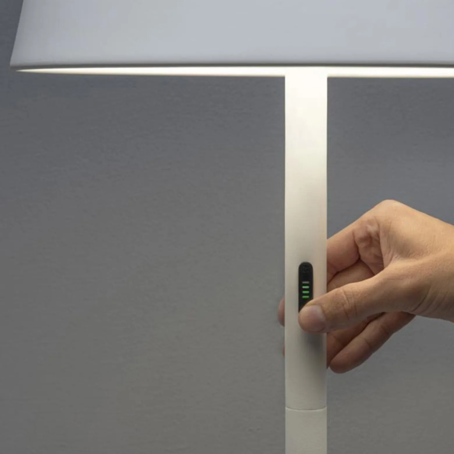 LED-lattiavalaisin Pomezia ulkokäyttöön USB, valk.