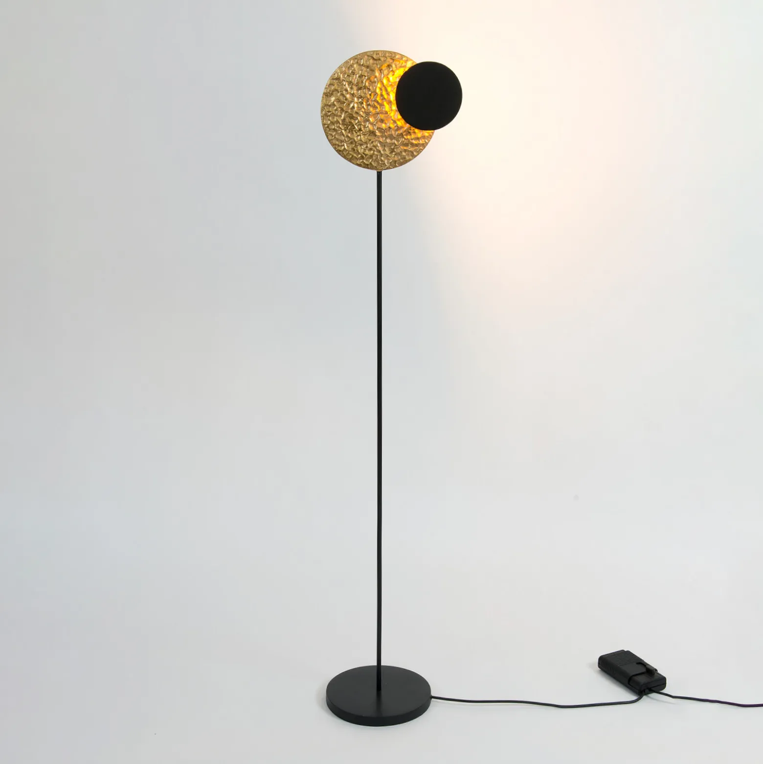 LED-lattiavalo INFINITY TERRA musta/kultainen, korkeus 132 cm, metallia