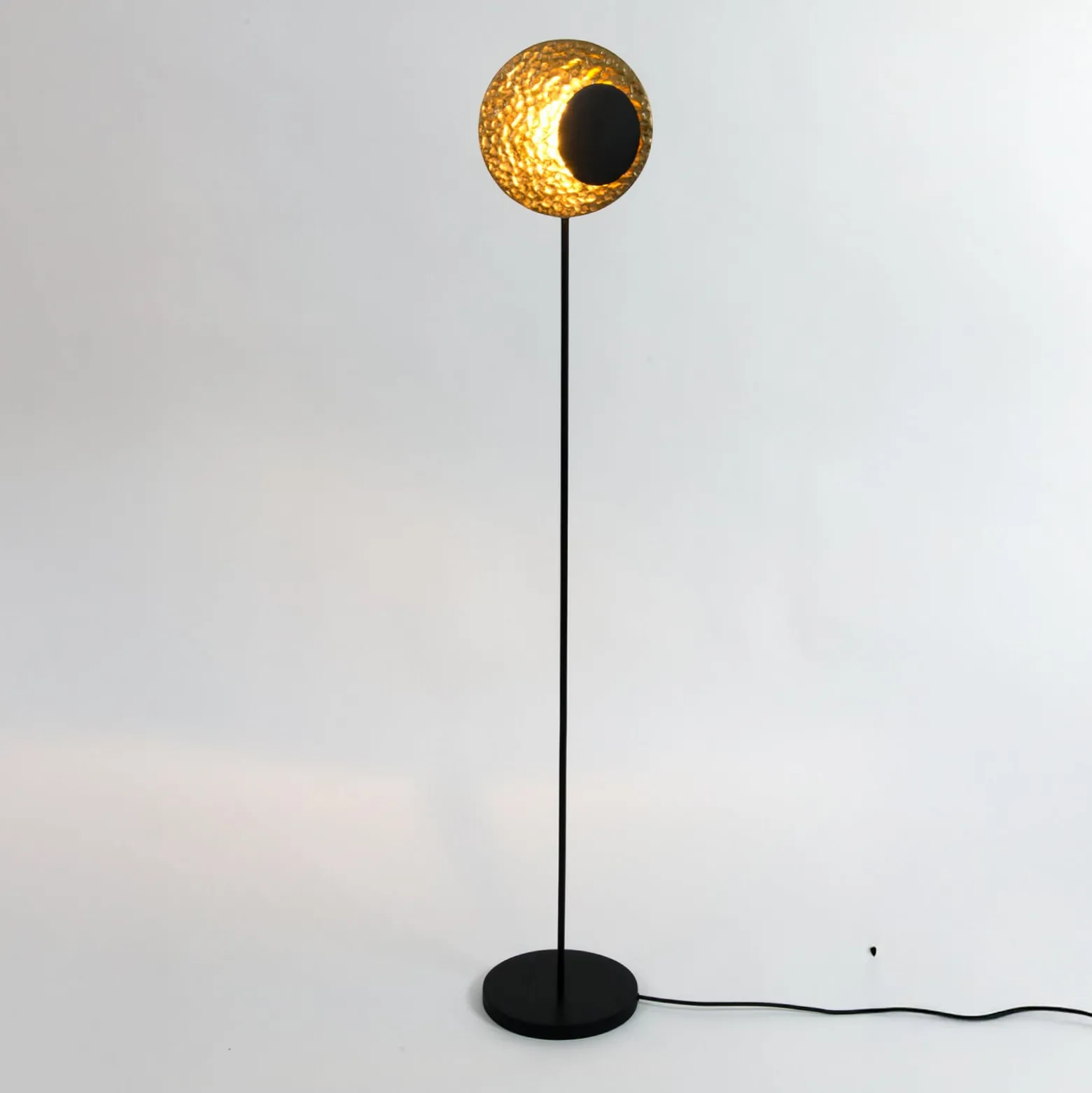 LED-lattiavalo INFINITY TERRA musta/kultainen, korkeus 132 cm, metallia