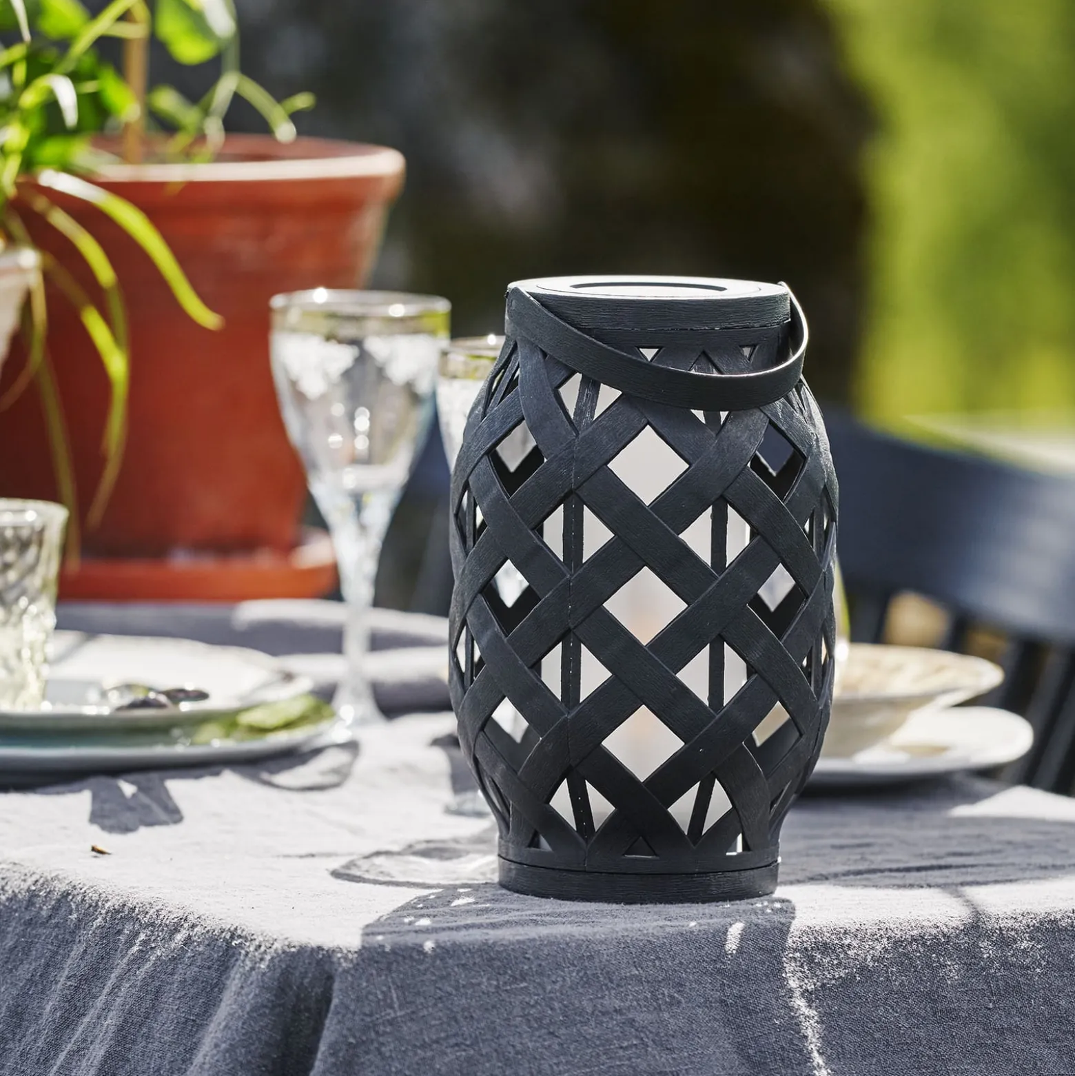 LED-lyhty Flame Lantern, musta, korkeus 23 cm