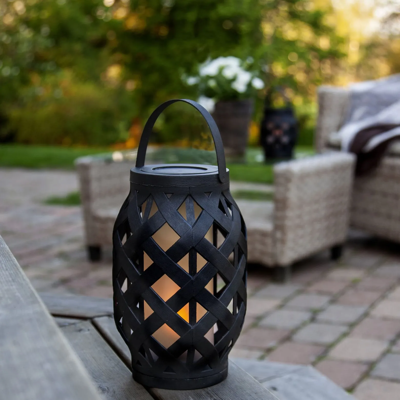 LED-lyhty Flame Lantern, musta, korkeus 23 cm
