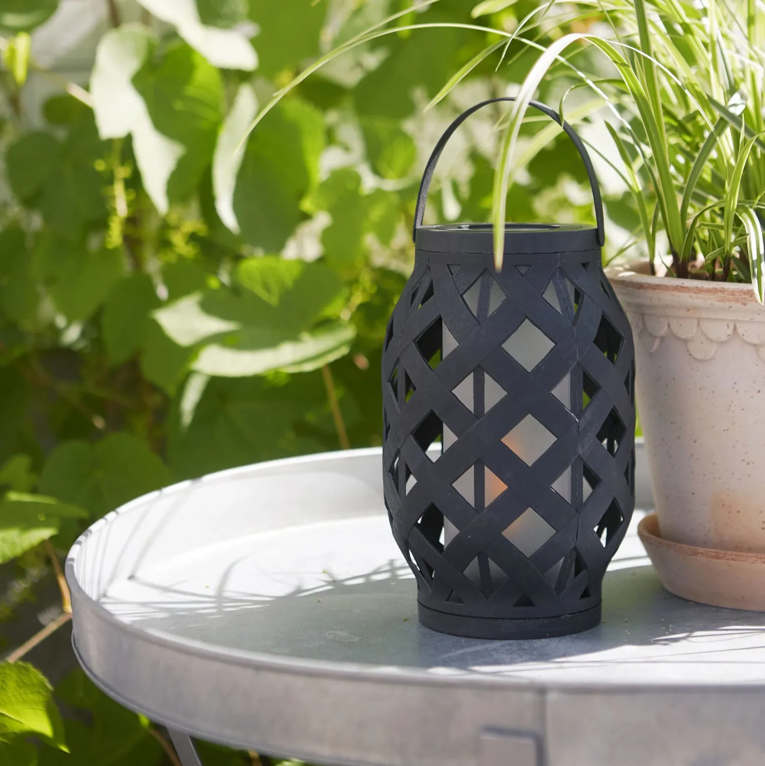 LED-lyhty Flame Lantern, musta, korkeus 23 cm