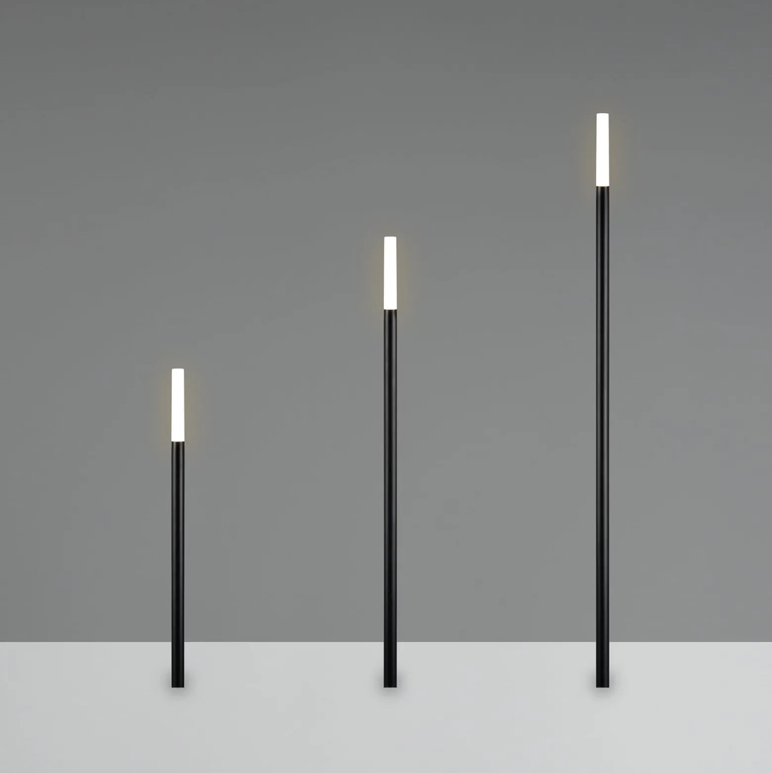 LED-maapiikkivalaisin STICK, musta, 3-lamppuinen, IP44, pistoke