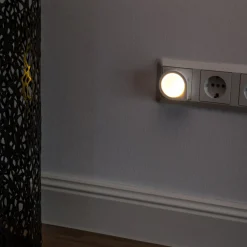 LED-pistokevalaisin-yövalo Luna Sensor