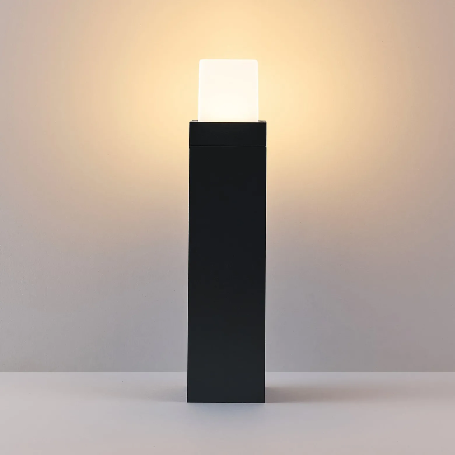 LED-pylväsvalaisin FYNN-O, korkeus 45 cm, antrasiitti, CCT IP65, päälle/pois